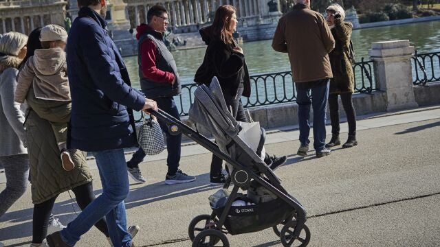 Padres con niños en El Retiro
