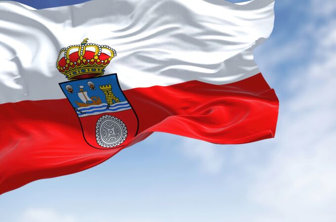 La bandera de Cantabria ondeando al viento.