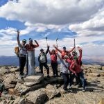 grupo de pacientes con cáncer que han logrado subir a la cima de la sierra de Peñalara.