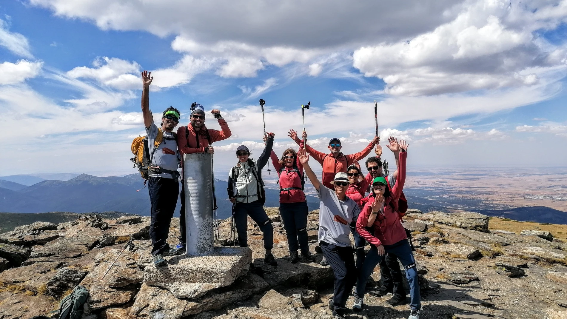 grupo de pacientes con cáncer que han logrado subir a la cima de la sierra de Peñalara.