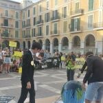 Performance de activistas de Joventut x Clima de Mallorca en la plaza Mayor de Palma para exigir la descarbonización de la economía.