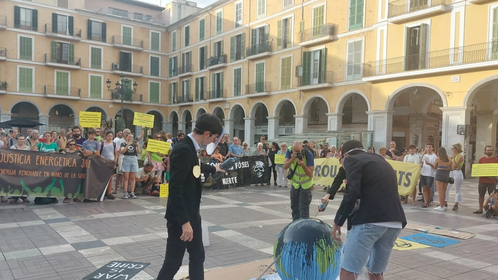 Performance de activistas de Joventut x Clima de Mallorca en la plaza Mayor de Palma para exigir la descarbonización de la economía.EUROPA PRESS15/09/2023