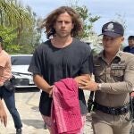 A Thai police officer escorts Spanish Daniel Sancho Bronchalo on suspicion of murdering and dismembering a Colombian surgeon from Koh Phagnan island to Koh Samui Island court, southern Thailand