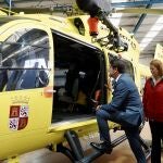 Suárez-Quiñones conoce el nuevo helicóptero para rescates de emergencia