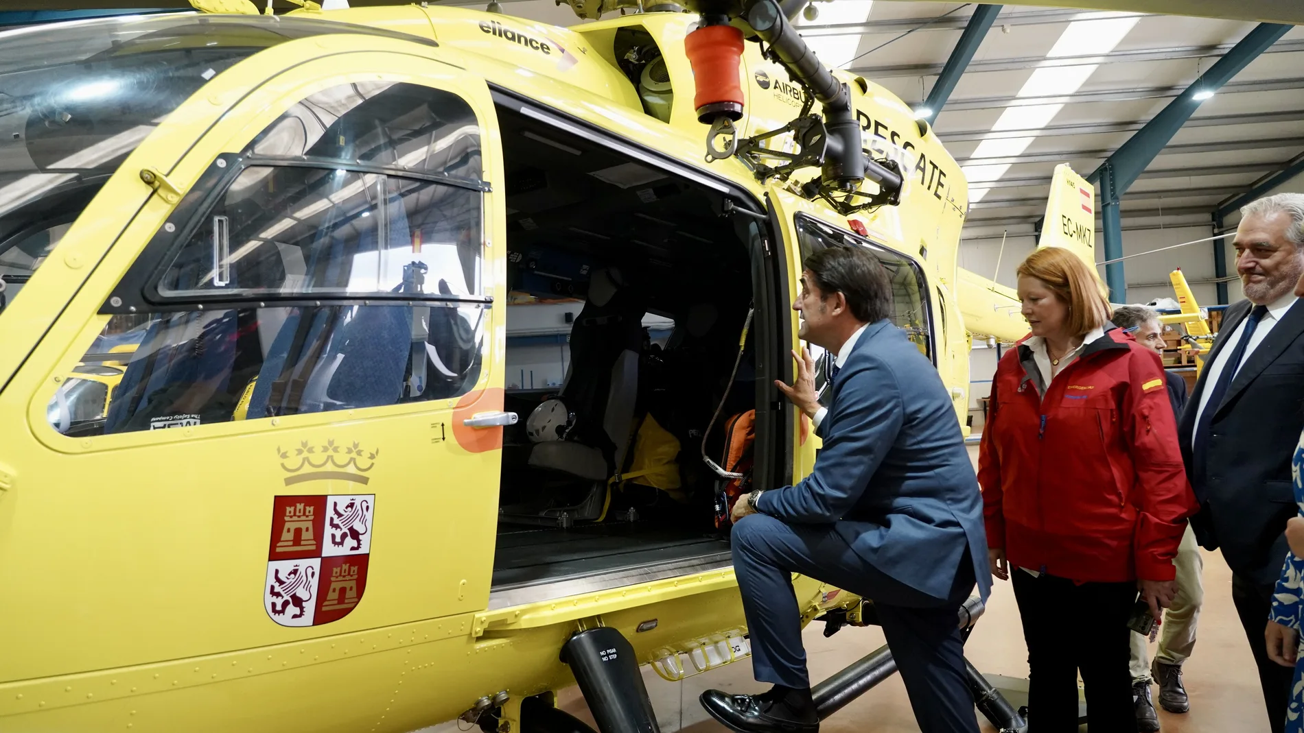 Suárez-Quiñones conoce el nuevo helicóptero para rescates de emergencia