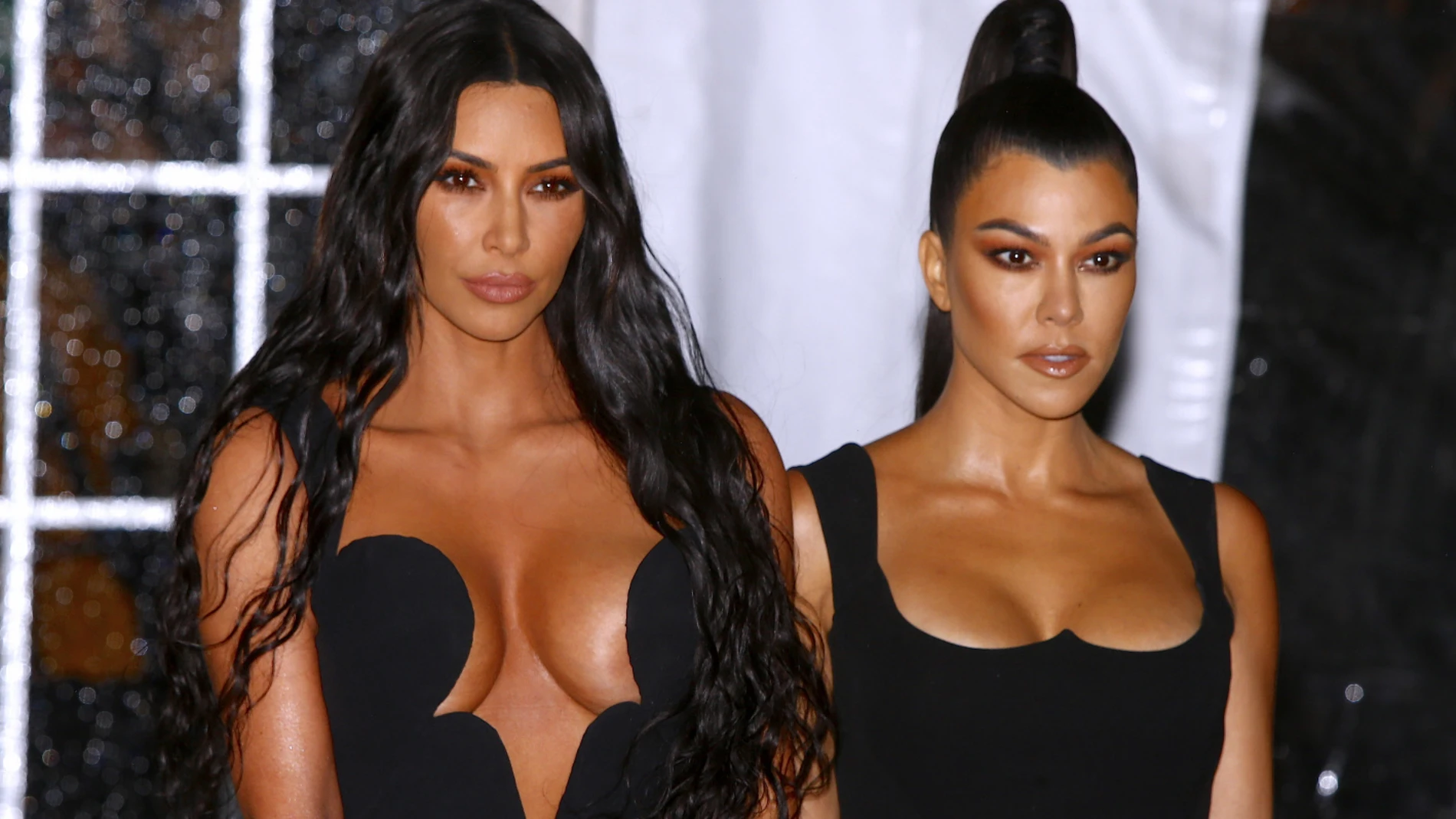 Kim Kardashian y su hermana Kourtney Kardashian