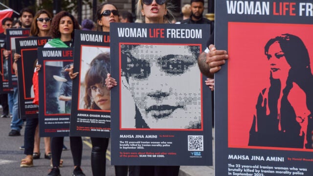 Una marcha en recuerdo de la joven iraní fallecida tras ser detenida por la policía por llevar mal colocado el velo