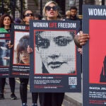 Una marcha en recuerdo de la joven iraní fallecida tras ser detenida por la policía por llevar mal colocado el velo