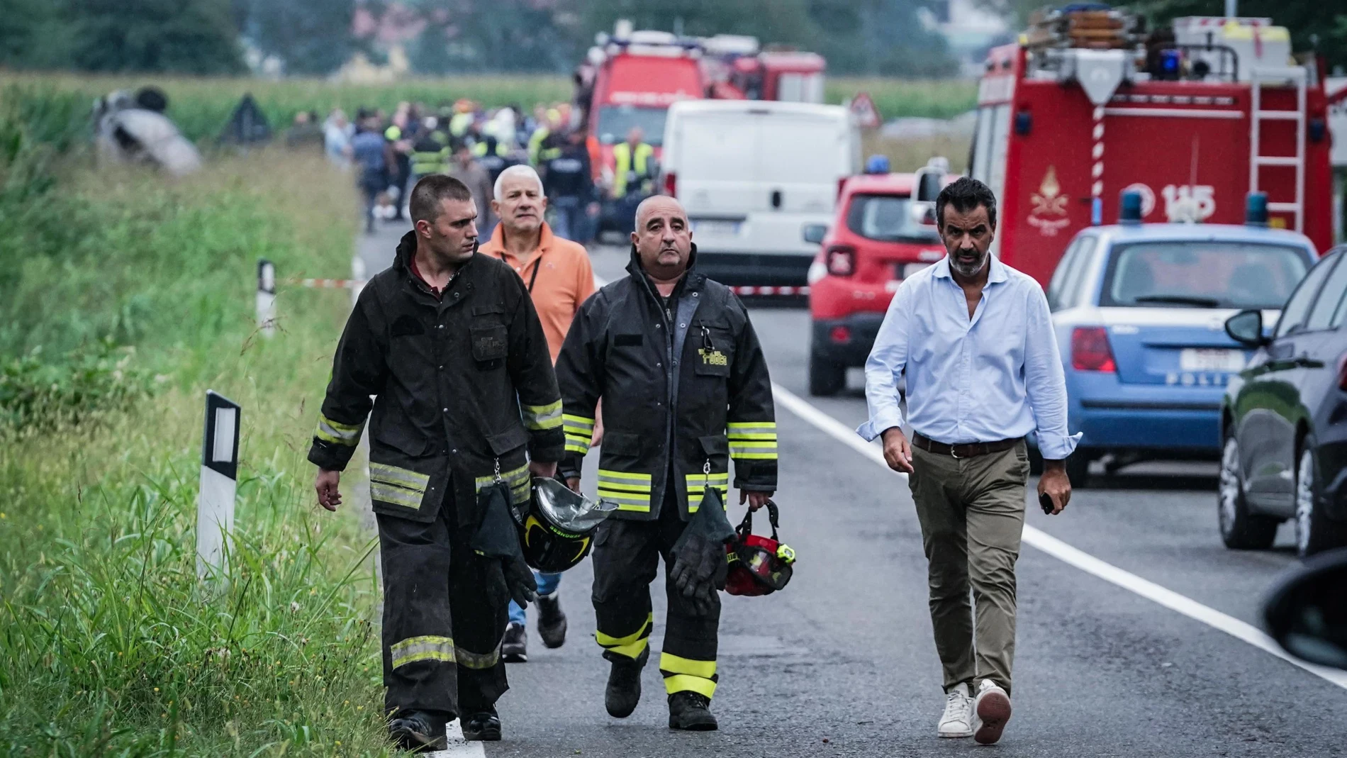 Turin (Italy), 16/09/2023.- Vigili del Fuoco fire and rescue service members gather at the site of a plane crash near the airport of Caselle, Turin, northern Italy, 16 September 2023. A plane of the Frecce Tricolori, the aerobatic demonstration team of the Italian Air Force, crashed in the area of Turin's Caselle airport. The pilot escaped by parachuting while a five-year-old girl died in the crash. The aircraft crashed at the bottom of a runway, involving a car, according to initial reports....