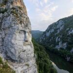 Escultura del rey dacio Decébalo tallada a orillas del Danubio, en las cercanías de Orşova (Rumanía)