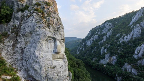 Escultura del rey dacio Decébalo tallada a orillas del Danubio, en las cercanías de Orşova (Rumanía)