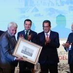  presidente de la Junta de Andalucía, Juanma Moreno, entrega el Premio Iberoamericano Torre del Oro al expresidente del Gobierno Felipe González