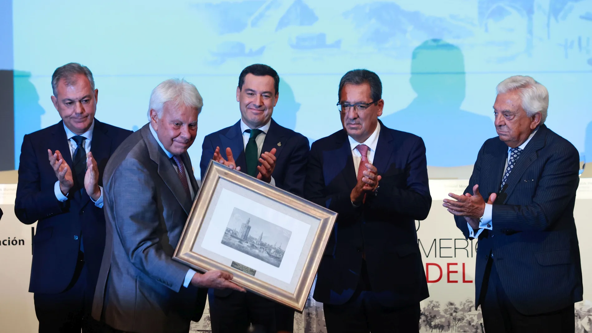  presidente de la Junta de Andalucía, Juanma Moreno, entrega el Premio Iberoamericano Torre del Oro al expresidente del Gobierno Felipe González