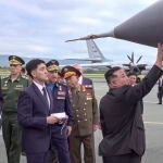 Una foto facilitada por el servicio de prensa del Ministerio de Defensa ruso muestra al líder de Corea del Norte, Kim Jong Un (C), inspeccionando un avión militar ruso expuesto en el aeródromo de Knevichi