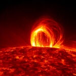 Lluvia coronal, donde el plasma de la atmósfera solar se enfría y empieza a caer siguiendo las líneas de un campo magnético 