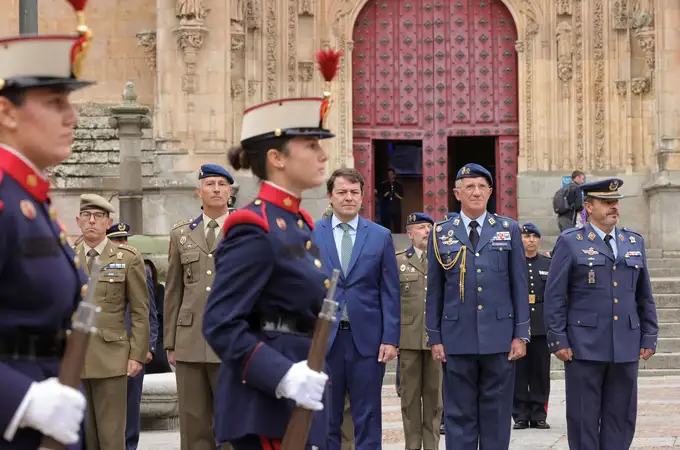 La Guardia Real rinde homenaje a la patrona de Salamanca