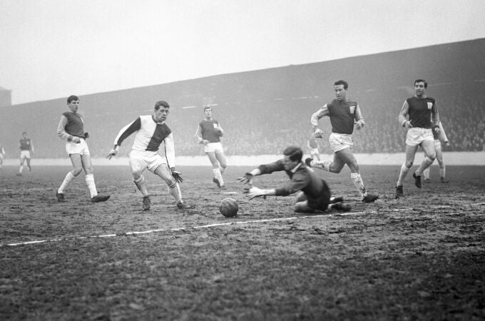 Jugadores del West Ham United y de los Blackburn Rovers, durante un partido que se jugó en la primera división inglesa en 1963 