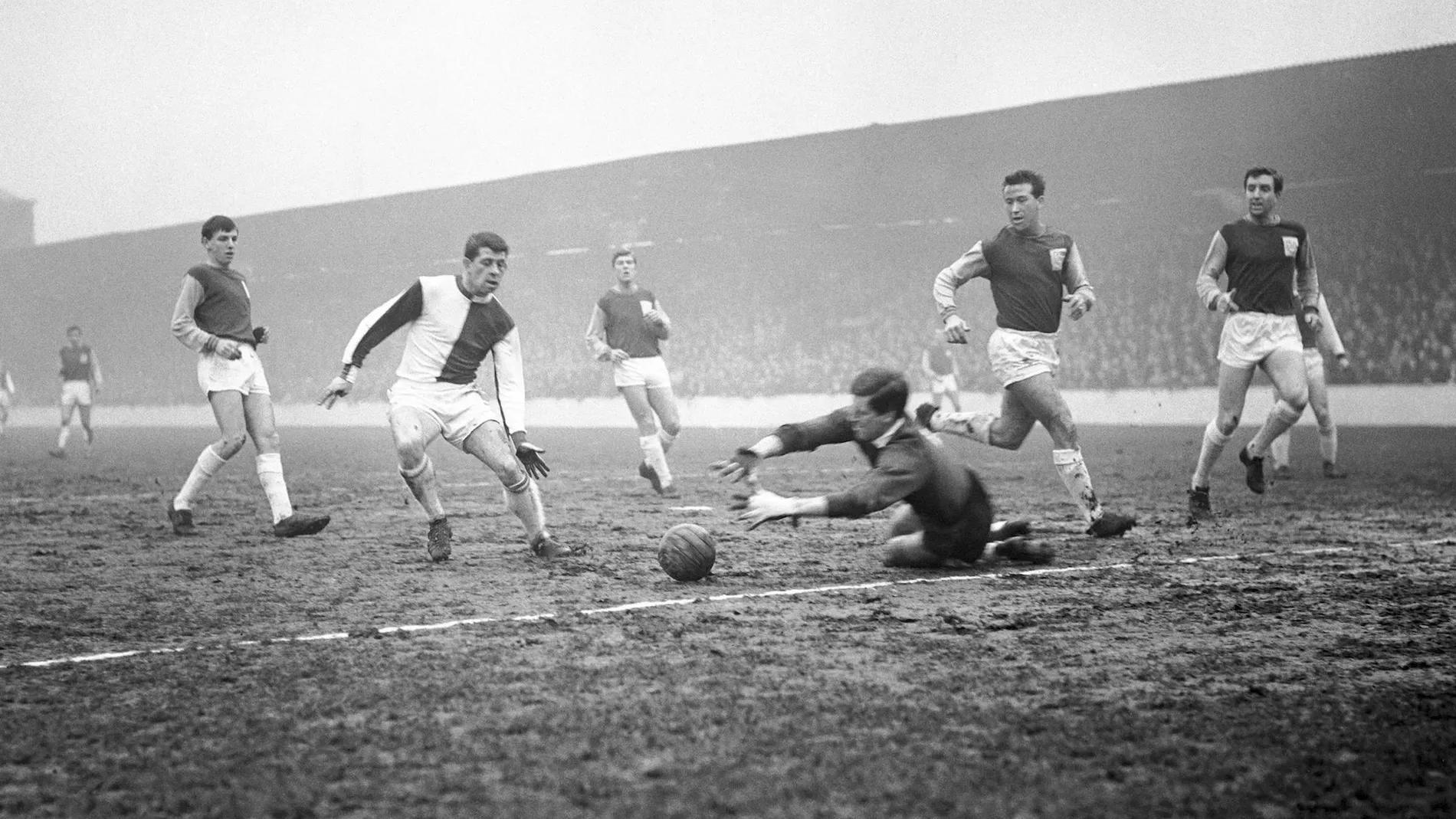 Jugadores del West Ham United y de los Blackburn Rovers, durante un partido que se jugó en la primera división inglesa en 1963 