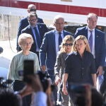 La primera ministra italiana, Giorgia Meloni (dcha.), y la presidenta de la Comisión Europea, Ursula von der Leyen (izq.), abandonan el campamento de inmigrantes de Lampedusa