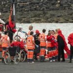 Salvamento marítimo ha rescatado hoy domingo a 50 personas de origen subsahariano, entre ellas 7 mujeres y 2 menores, cuando viajaban en una embarcación tipo neumática al este de Lanzarote.