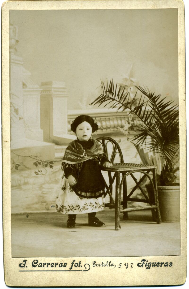 El pequeño Salvador Dalí vestido de niña