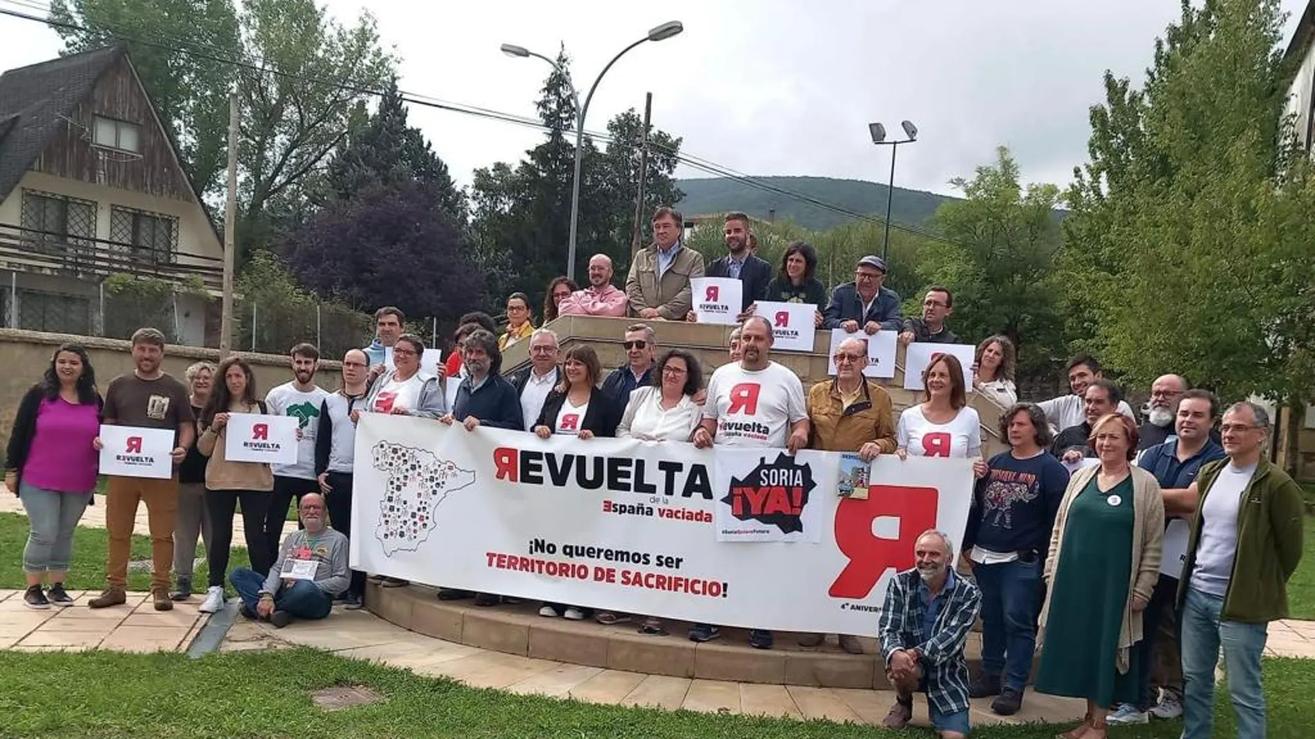 Foto de familia de los asistentes de la plataforma España Vaciada a la V Aasamblea celebrada en Sotillo del Rincón (Soria)