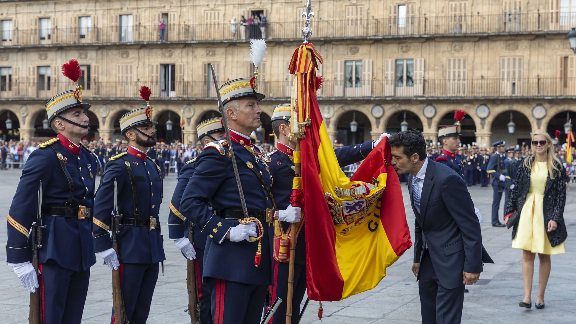 Multitudinaria Jura de bandera en la Plaza Mayor de Salamanca