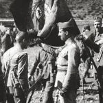 El comandante Franco, en la primera jura de bandera de la Legión. A la derecha, mirando la enseña nacional, el teniente coronel Millán Astray