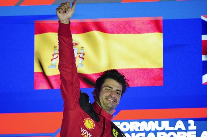 Carlos Sainz celebra en el podio