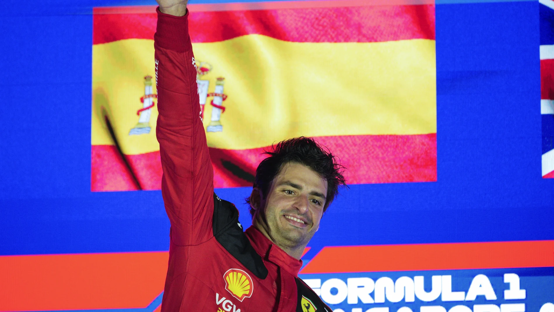 Carlos Sainz celebra en el podio
