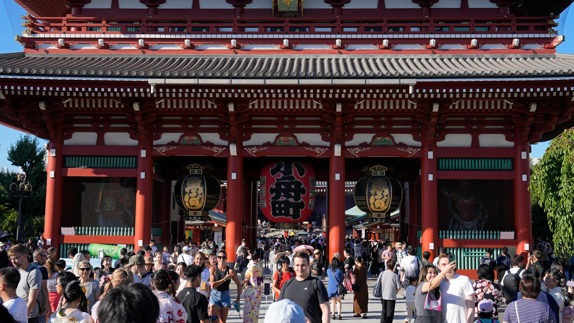 Tokyo (Japan), 18/09/2023.- Overseas tourists visit Sensoji temple at the Asakusa district in Tokyo, Japan, on 18 September 2023. The latest data by the Japan National Tourist Organization (JNTO) show the number of inbound visitors to Japan in July 2023 reached almost 80 percent of the number the month before the coronavirus pandemic in 2019. The number of foreigners visiting Japan is increasing thanks to the continuous depreciation of the yen. (Japón, Tokio) EFE/EPA/FRANCK ROBICHON