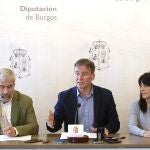 Borja Suárez atiende a la prensa tras firmar el convenio con Cáritas Burgos