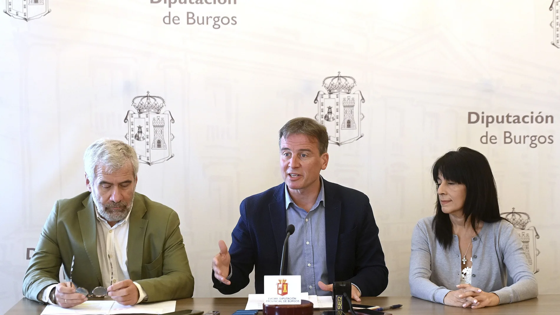 Borja Suárez atiende a la prensa tras firmar el convenio con Cáritas Burgos