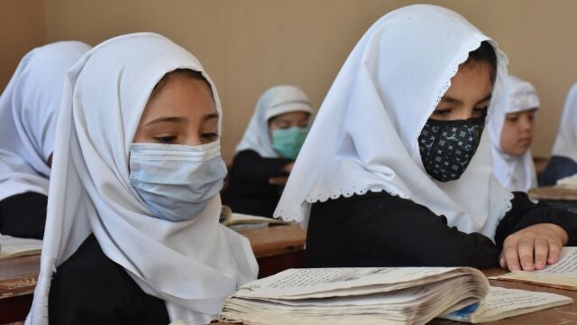 Unas niñas asisten a clase en un país en desarrollo