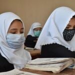 Unas niñas asisten a clase en un país en desarrollo