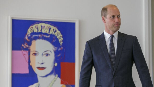 El príncipe Guillermo con el Warhol de Isabel II de Inglaterra