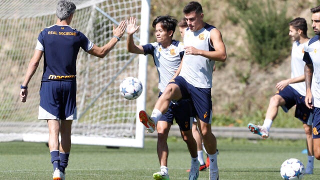 Imanol Alguacil saluda a Take Kubo en el último entrenamiento de la Real