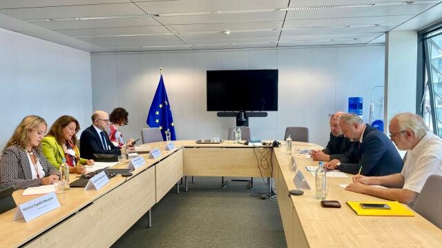 Carmen Crespo y miembros de la Consejería de Agricultura, reunidos con el equipo del comisario Janusz Wojciechowski