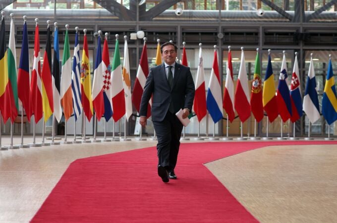 Brussels (Belgium), 19/09/2023.- Spanish Foreign Minister Jose Manuel Albares Bueno walks to give a press statement on the inclusion of Catalan, Basque and Galician in the EU's language regime during the European General Affairs Council meeting in Brussels, Belgium, 19 September 2023. (Bélgica, Bruselas) EFE/EPA/OLIVIER HOSLET