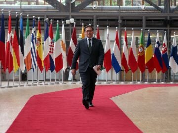 Brussels (Belgium), 19/09/2023.- Spanish Foreign Minister Jose Manuel Albares Bueno walks to give a press statement on the inclusion of Catalan, Basque and Galician in the EU's language regime during the European General Affairs Council meeting in Brussels, Belgium, 19 September 2023. (Bélgica, Bruselas) EFE/EPA/OLIVIER HOSLET