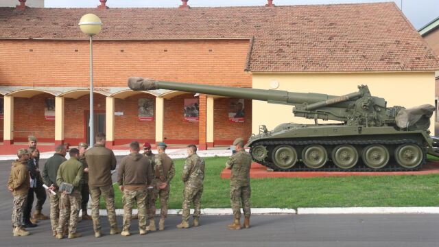Militares ucranianos reciben formación en capacidades de Artillería de Campaña en León