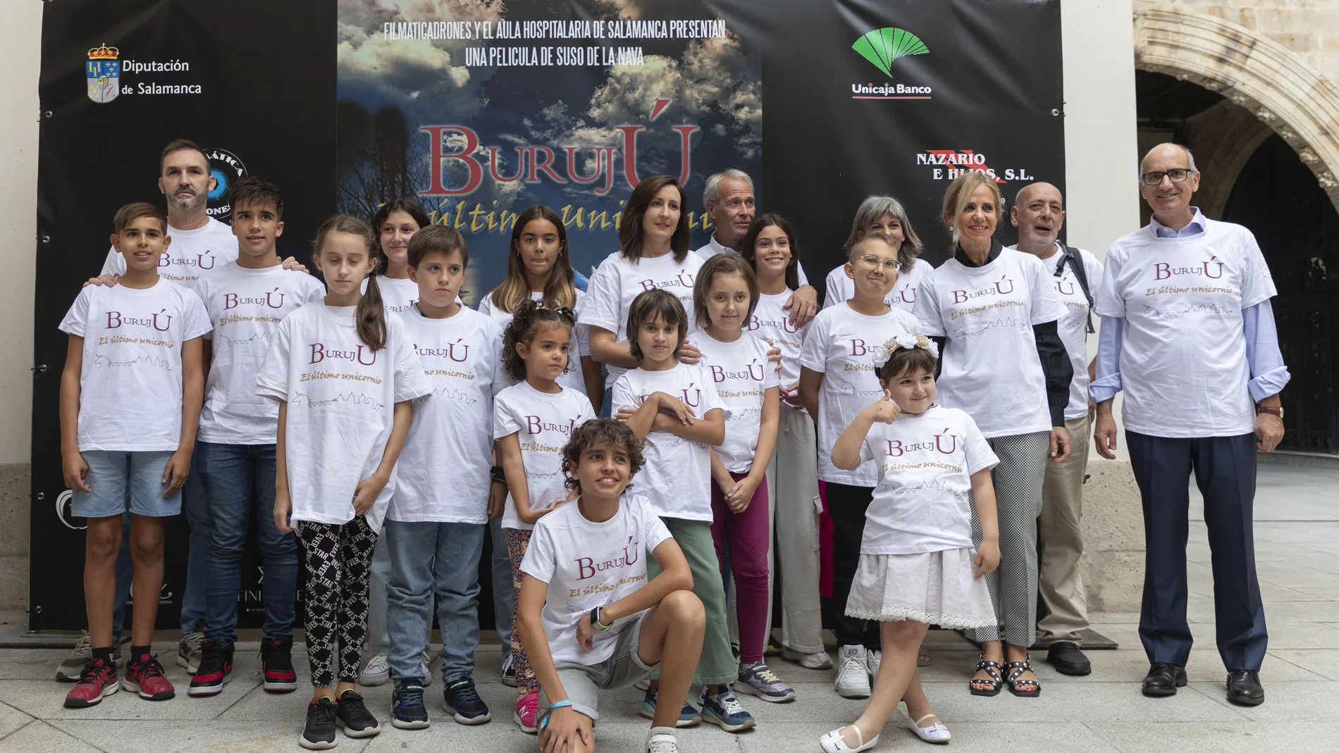Foto de familia del presidente de la Diputación de Salamanca, Javier Iglesias, con los protagonistas de la película ‘Burujú, el último unicornio’
