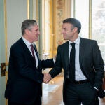 El presidente francés Emmanuel Macron recibe al laborista Keir Starmer en el Elíseo