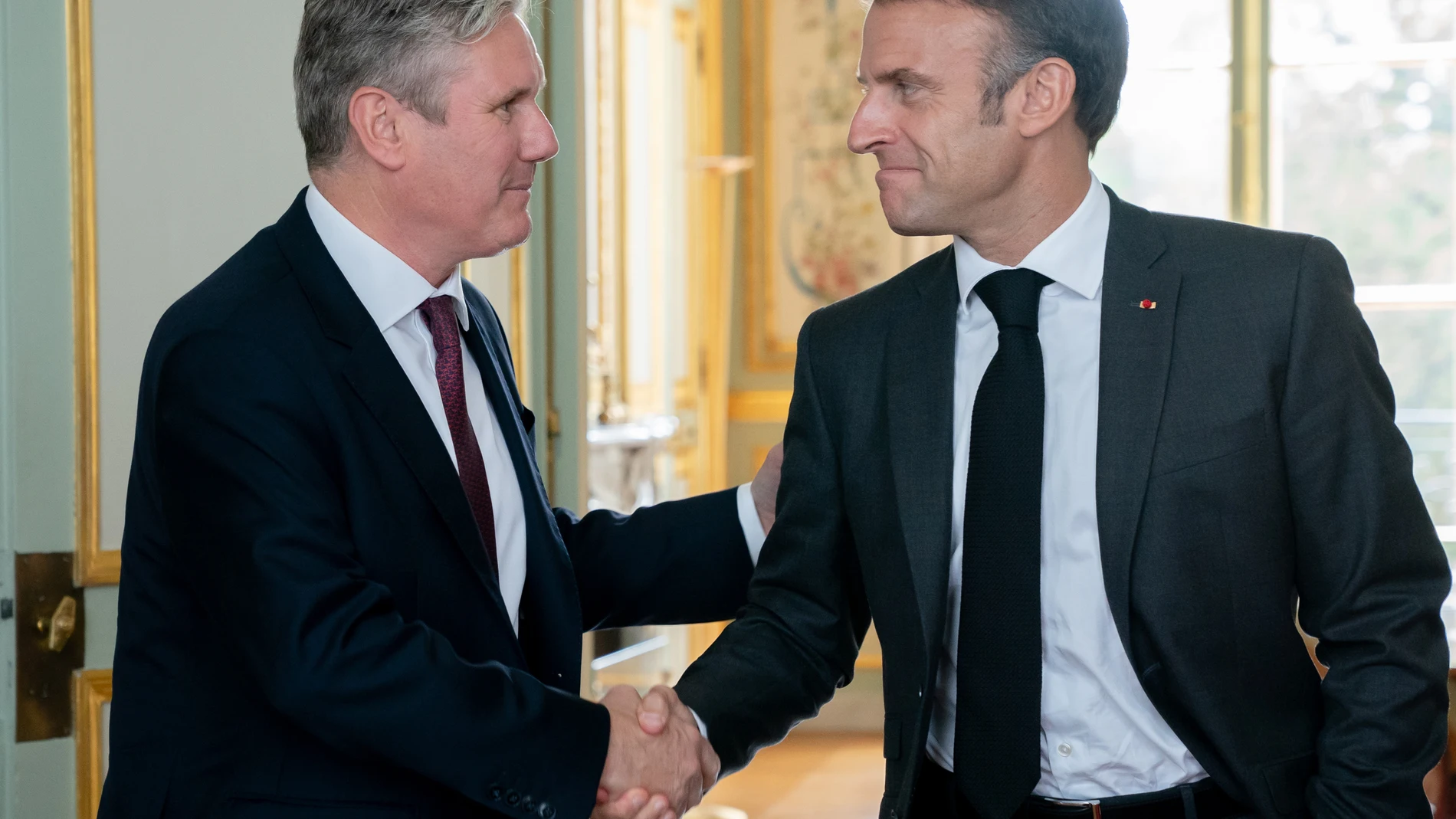 El presidente francés Emmanuel Macron recibe al laborista Keir Starmer en el Elíseo