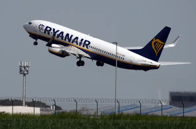 11 horas de retraso en un vuelo de Ryanair sin comida ni alojamiento: la OCU explica lo que se puede reclamar