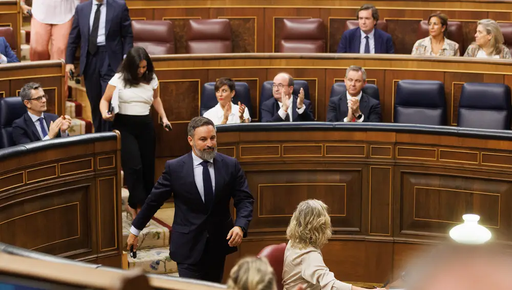 Los diputados de Vox abandonan el hemiciclo del Congreso durante la intervención en gallego de un diputado del PSOE