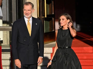 La Reina Letizia deslumbra como toda una lady con vestido de falda XXL para una noche en el Teatro Real 
