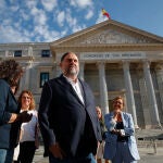El presidente de ERC, Oriol Junqueras, comparece a las puertas del Congreso