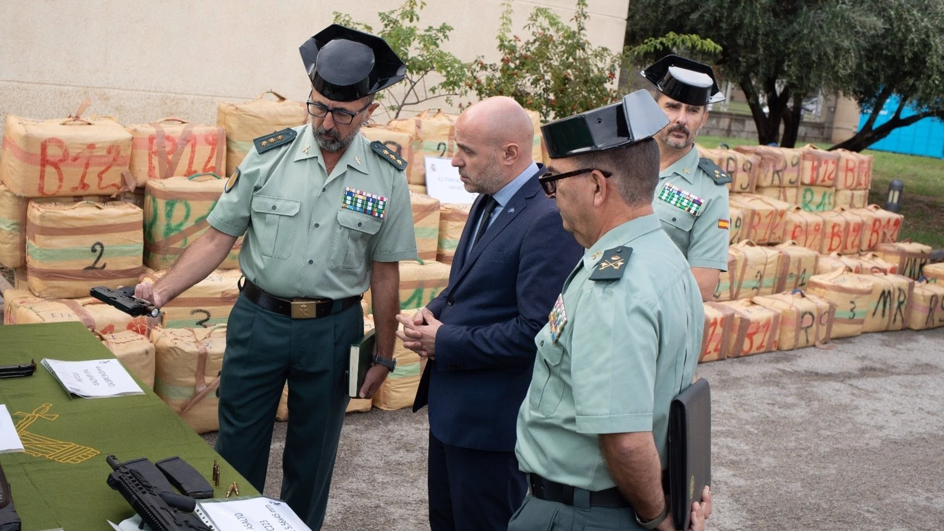 Agentes de la Guardia Civil, junto al delegado del Gobierno en Cataluña, Carlos Prieto