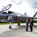 El ministro de Defensa danés recibe en una base danesa el primer F-35 del país